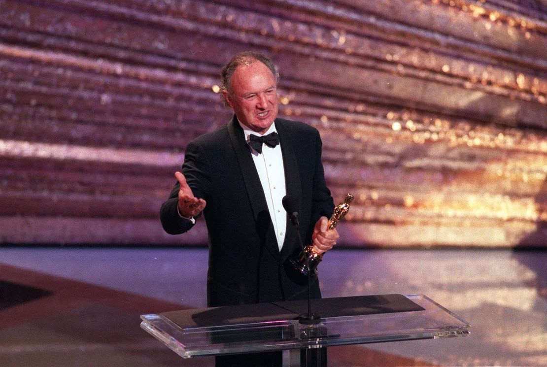 Gene Hackman recibe el Oscar al mejor actor de reparto por su papel en "Los imperdonables" en la 65ª edición anual de los Premios Oscar en Los Ángeles, el 29 de marzo de 1993.