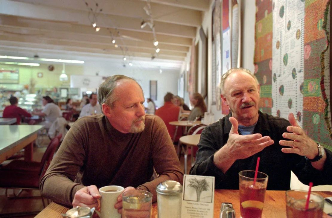 Gene Hackman, a la derecha, y Daniel Lenihan discuten el libro que escribieron juntos, "Wake of the Perdido Star", en Cloud Clift Cafe, Santa Fe, Nuevo México, el 19 de noviembre de 1999.