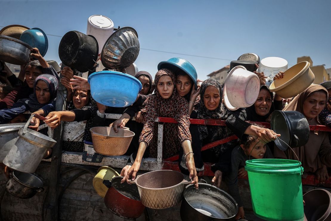 Multitudes de palestinos, incluidos niños, hacen fila en la Ciudad de Gaza el martes para recibir alimentos distribuidos por una organización benéfica. El Programa Mundial de Alimentos ha advertido que se avecina una hambruna y que 70.000 niños en Gaza necesitan tratamiento urgente por desnutrición aguda.