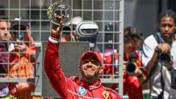 Lewis Hamilton celebra su victoria en la carrera de sprint en el Gran Premio de China, su primera victoria en Ferrari.