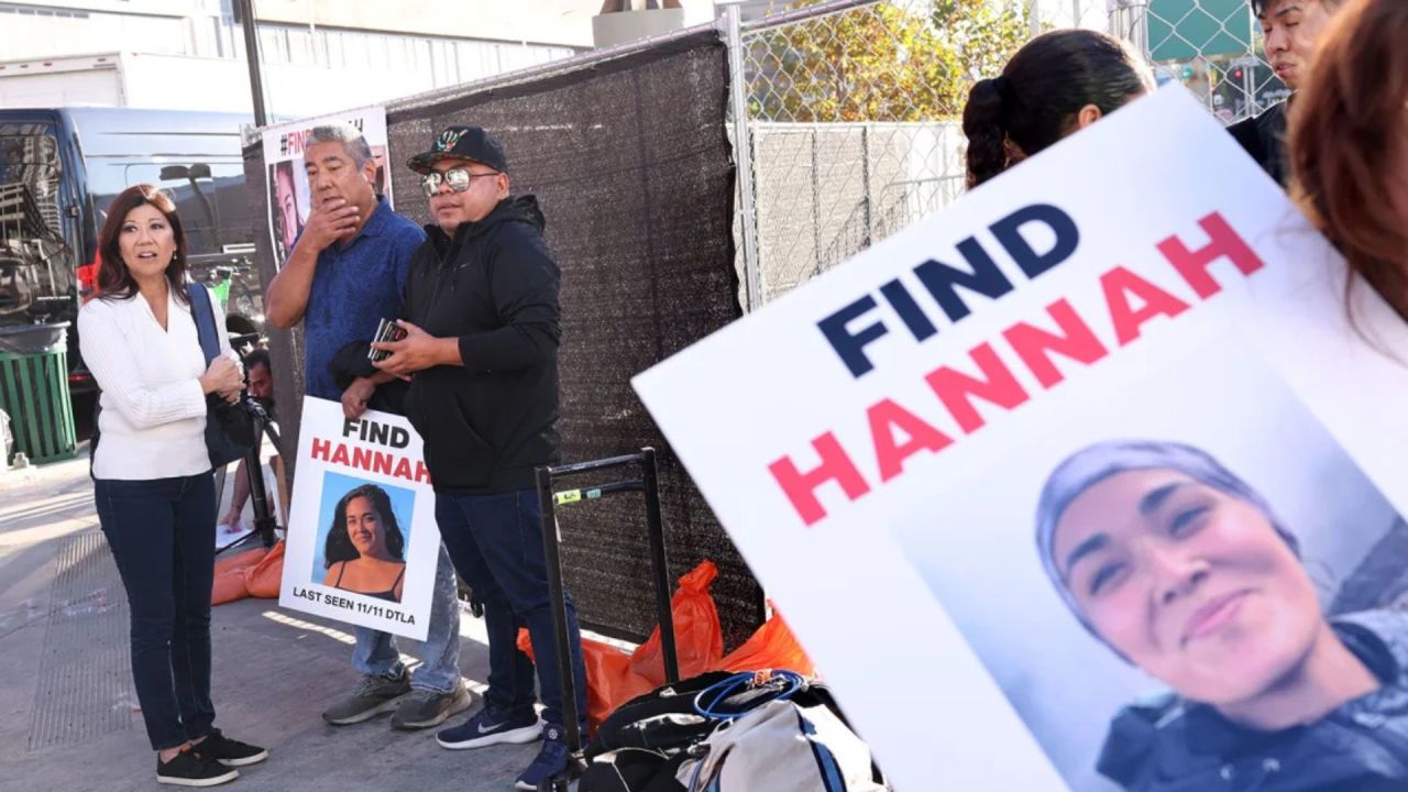 Voluntarios colocan carteles de la mujer desaparecida de Maui, Hannah Kobayashi, fuera del Crypto.com Arena en el centro de Los Ángeles.