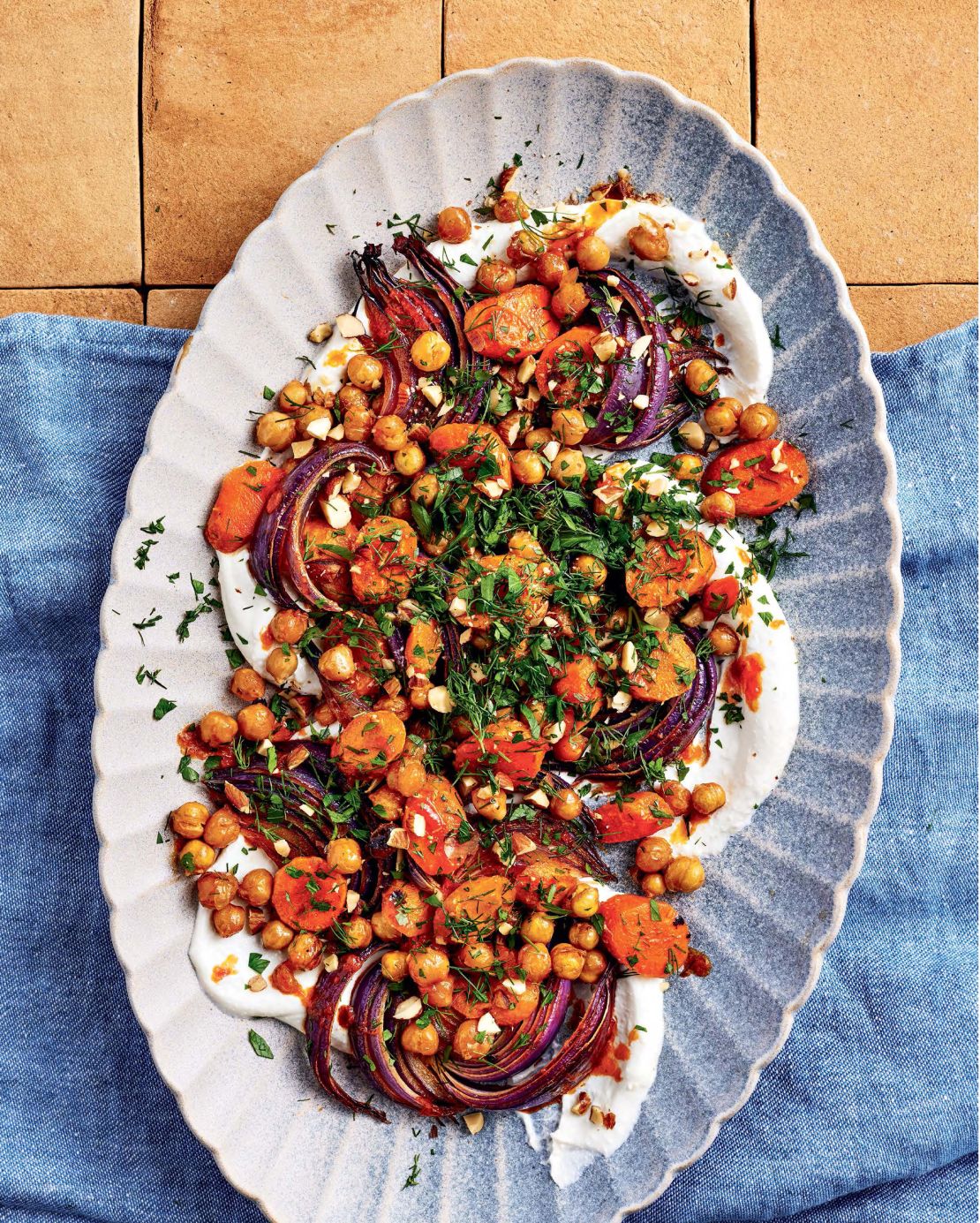 Harissa's boek Roasted Veggies van Caroline Chambers laat zien hoe je smaak aan je gerechten kunt toevoegen door simpelweg groenten op de juiste manier te koken.