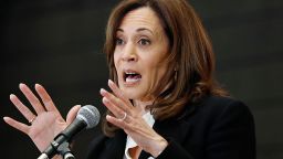 La exvicepresidenta Kamala Harris habla en la ceremonia inaugural de la Gira Estado del Pueblo POWER el 6 de junio de 2025 en Los Ángeles, California.