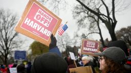 Manifestantes se congregaron el 12 de abril en Cambridge Common en una protesta organizada por la ciudad de Cambridge para exigir a la dirección de Harvard que resista la interferencia del gobierno federal.