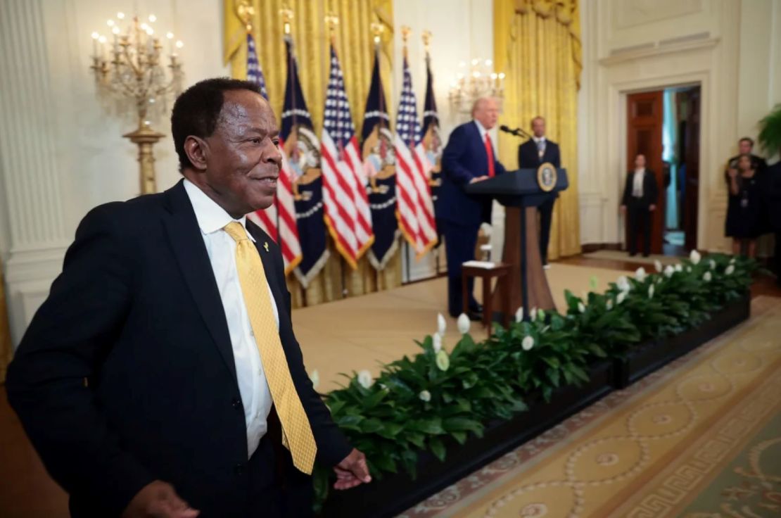 Leo Terrell abandona el escenario tras hablar junto al presidente Donald Trump y el golfista Tiger Woods durante una recepción conmemorativa del Mes de la Historia Negra en la Sala Este de la Casa Blanca el 20 de febrero.