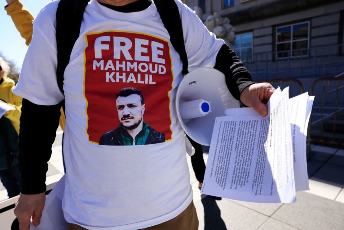 Personas participan en una protesta contra el arresto y la detención de Mahmoud Khalil frente al juzgado de Newark, Nueva Jersey, el 27 de marzo de 2025.