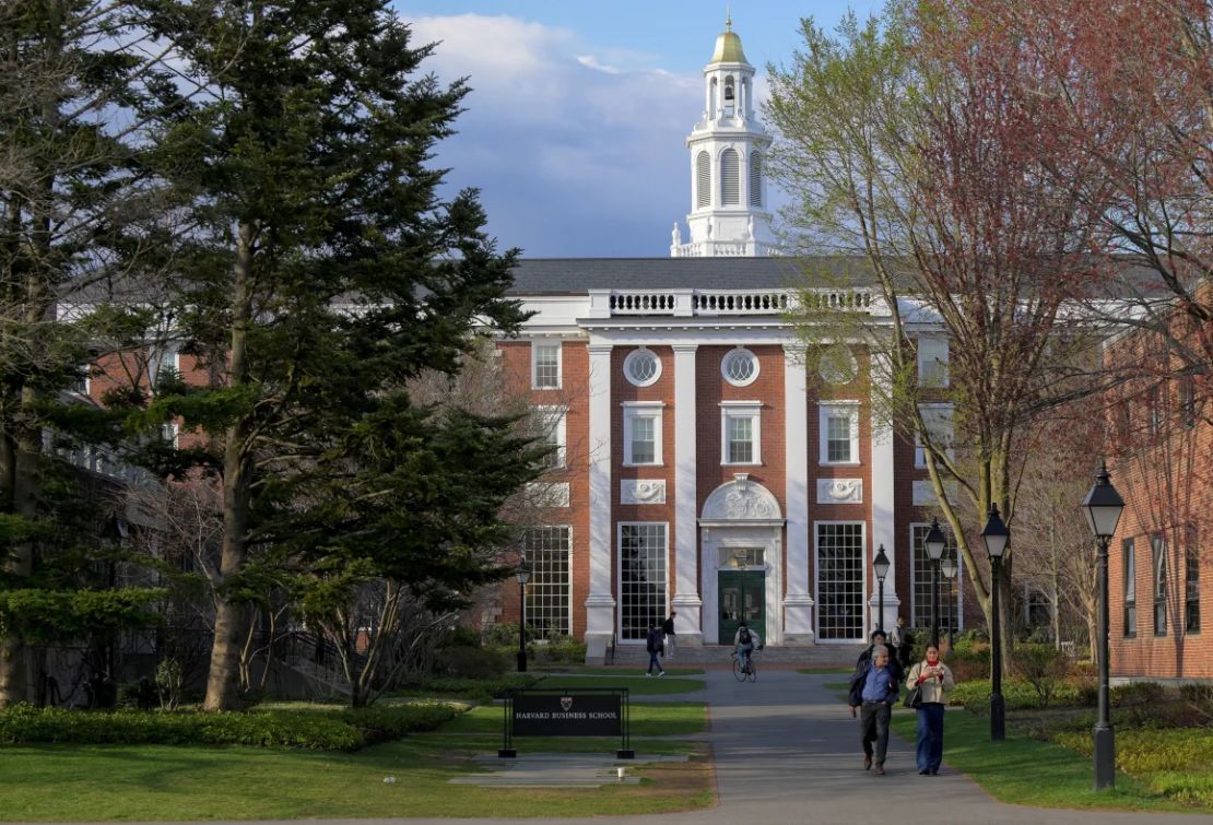 La gente camina en el campus de la Escuela de Negocios de Harvard en Cambridge, Massachusetts, el 15 de abril de 2025.