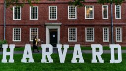 Un estudiante pasa junto a una exhibición en el campus de la Universidad de Harvard en Cambridge, Massachusetts, el 27 de mayo.