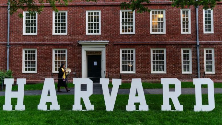 Un estudiante pasa junto a una exhibición en el campus de la Universidad de Harvard en Cambridge, Massachusetts, el 27 de mayo.