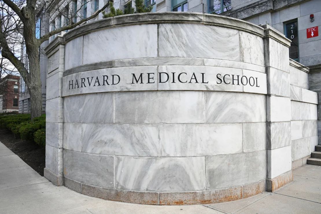 Vista general de la señalización de la Facultad de Medicina de Harvard, el miércoles, en Boston.