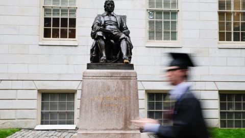 Un estudiante junto a la estatua de John Harvard en el campus de la Universidad de Harvard en Cambridge, Massachusetts, el jueves.