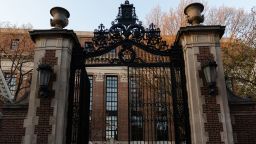 Las puertas del campus de la Universidad de Harvard en Cambridge, Massachusetts.