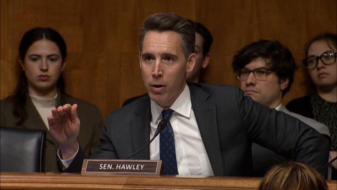 Josh Hawley, senador republicano de Missouri, interrogó a los ejecutivos de las aerolíneas Spirit Airlines y Frontier Airlines en una audiencia del Senado centrada en las tarifas de las aerolíneas.