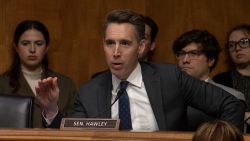 Josh Hawley, senador republicano de Missouri, interrogó a los ejecutivos de las aerolíneas Spirit Airlines y Frontier Airlines en una audiencia del Senado centrada en las tarifas de las aerolíneas.