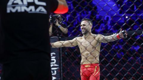 El español Hecher Sosa celebra su victoria sobre el brasileño Thiago Enrique en el Wow17 en marzo de 2025.