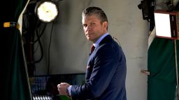 El secretario de Defensa, Pete Hegseth, entra a la Casa Blanca desde Pebble Beach después de terminar una charla con Fox TV en Washington el 21 de marzo.
