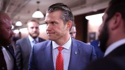 Pete Hegseth, candidato del presidente electo Donald Trump para ser secretario de Defensa, llega para reunirse con legisladores en el Capitolio el 5 de diciembre de 2024.
