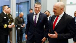 El Secretario de Defensa estadounidense, Pete Hegseth, se reúne con el Secretario de Defensa británico, John Healey, en vísperas de una reunión de ministros de Defensa de la OTAN en la sede de la alianza en Bruselas, Bélgica, el 12 de febrero de 2025.