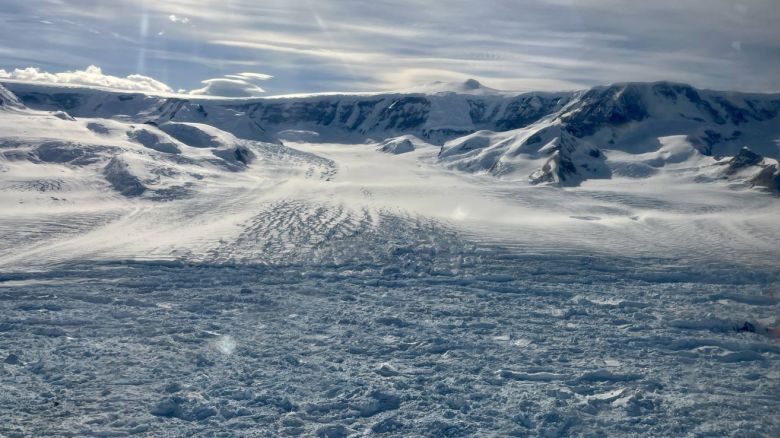 El frente del glaciar Hektoria en febrero de 2024 durante un trabajo de campo. El glaciar continúa desprendiendo enormes icebergs que caen al mar.