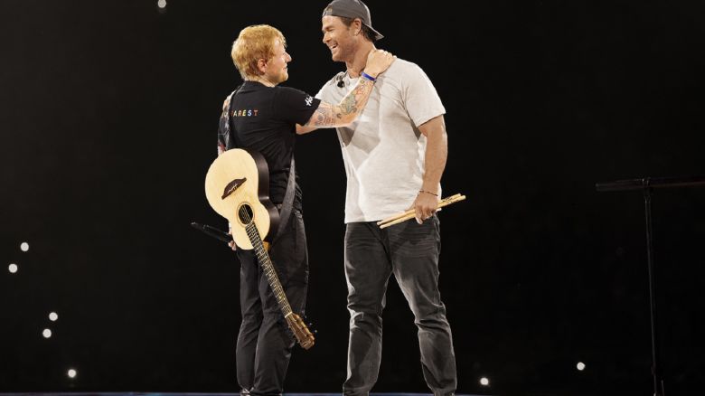 Global superstar Chris Hemsworth joins his friend, GRAMMY Award?-winning singer-songwriter Ed Sheeran, performing the song “Thinking Out Loud” in front of approximately 60,000 fans in Bucharest, Romania on August 24, 2024. This brain-boosting challenge was filmed for the second season of the Disney+ Original series from National Geographic LIMITLESS WITH CHRIS HEMSWORTH, coming 2025.
(National Geographic/Evan Paterakis)