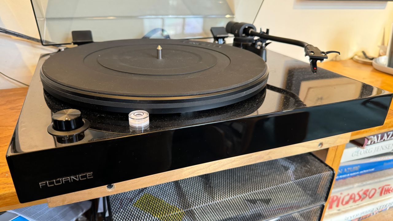 https://media.cnn.com/api/v1/images/stellar/prod/henry-fluance-rt82-turntable-product-card-cnnu.jpg?c=16x9&q=h_720,w_1280,c_fill