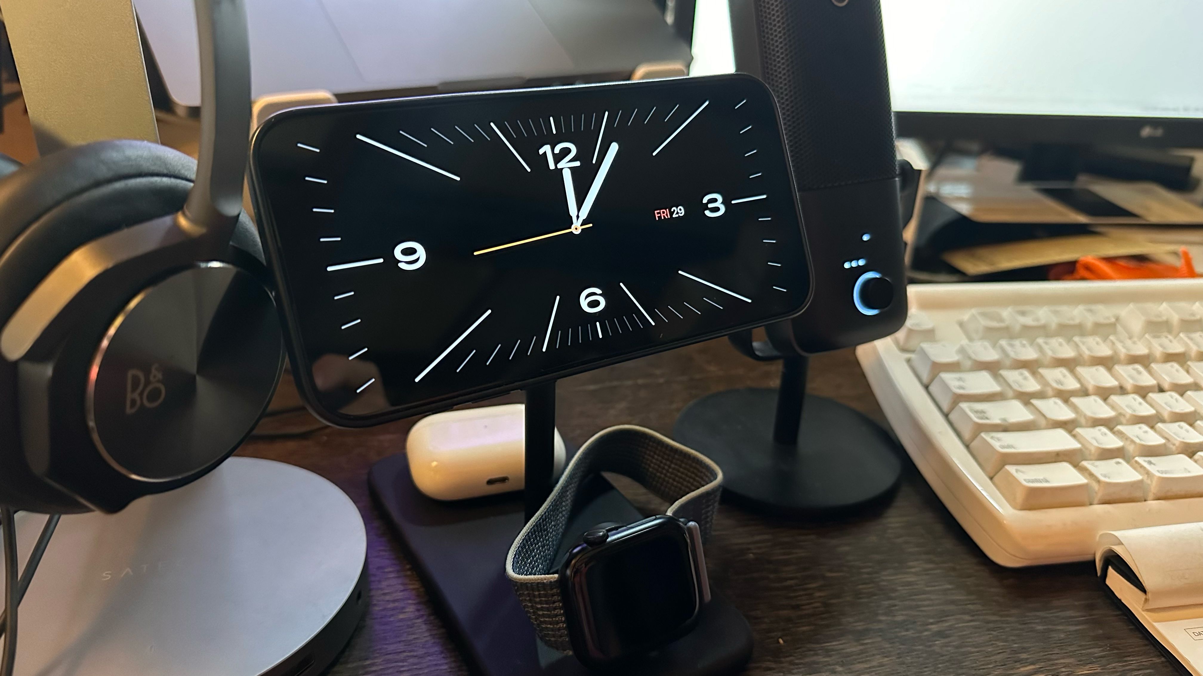 The Twelve South HiRise 3 Deluxe has a 3-in-1 design
