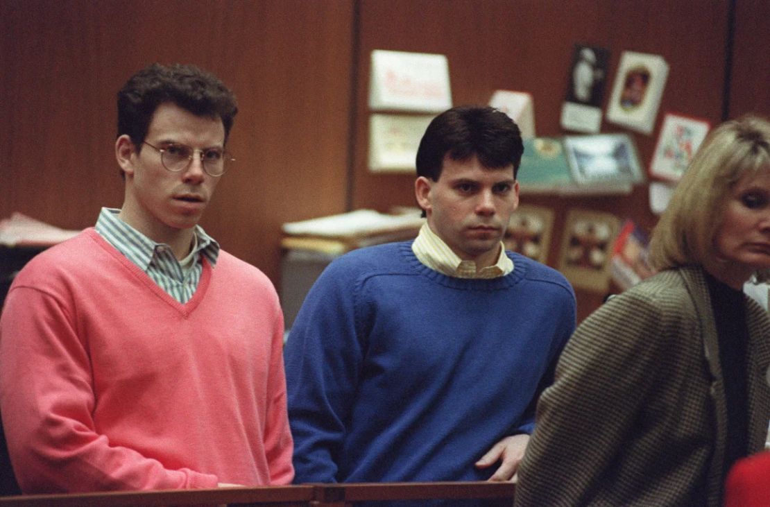 Erik Menéndez, a la izquierda, y su hermano Lyle escuchan durante una audiencia previa al juicio el 29 de diciembre de 1992