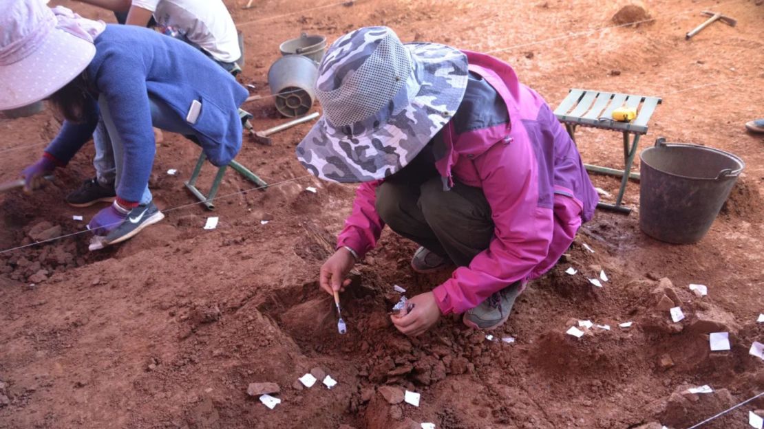 El descubrimiento marca la primera vez que el estilo de herramienta de piedra asociado con los neandertales, llamado “Quina” (musteriense), se ha encontrado en el este de Asia, dijo el equipo del estudio.