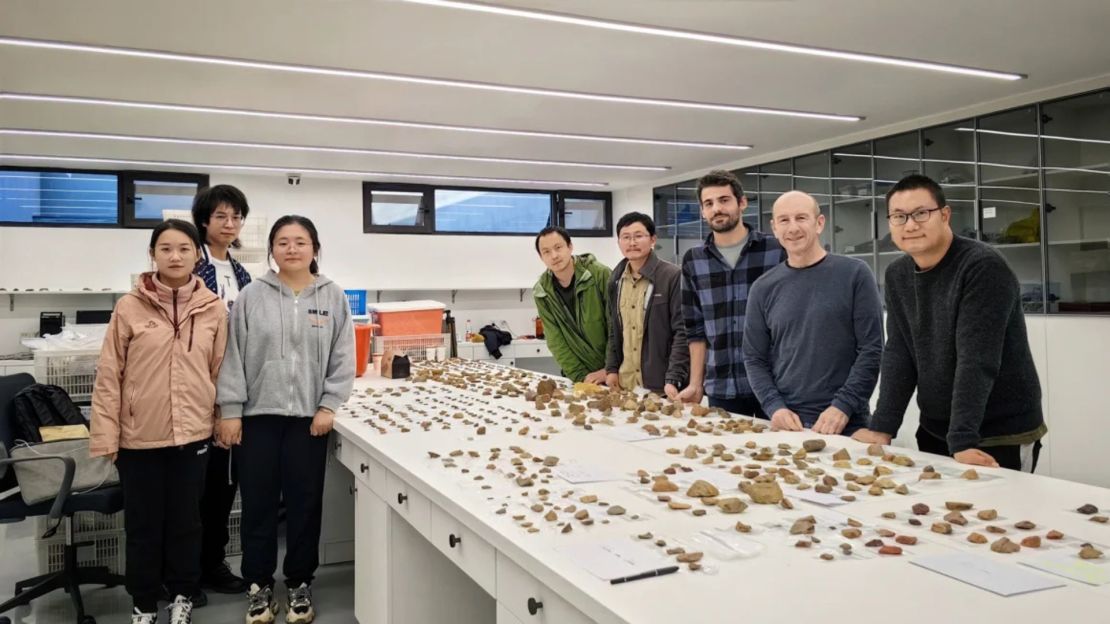 Los excavadores desenterraron cientos de herramientas de piedra del yacimiento durante las excavaciones de 2019 y 2020. El coautor del estudio, Davide Delpiano (tercero desde la derecha), de la Universidad de Ferrara, aparece con del equipo de investigación.