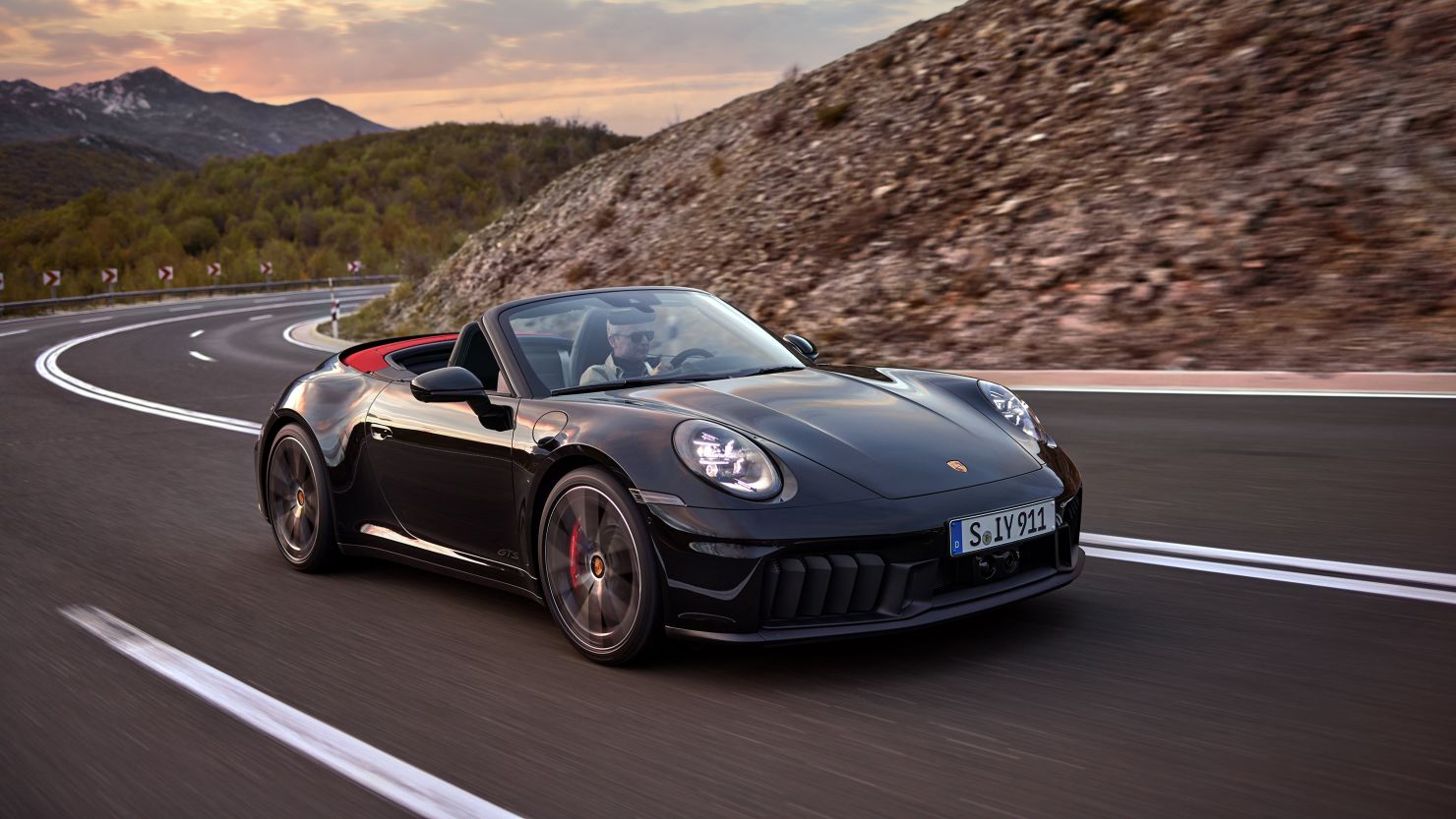Porsche reveals a new hybrid 911 as more consumers embrace hybrids over  electric vehicles | CNN Business