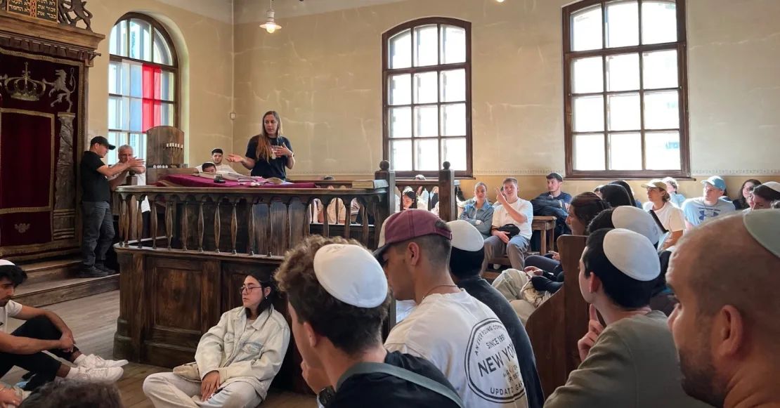 Hila Weisz-Gut informa a los visitantes del Museo Judío Oshpitzin en Oświęcim.