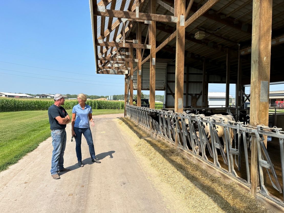 Beth Ford in una fattoria l'estate scorsa nel Wisconsin, con il socio proprietario Evan Hillan.