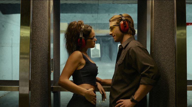 Hit Man. (L-R) Adria Arjona as Madison and Glen Powell as Gary Johnson in Hit Man. Cr. Netflix © 2024