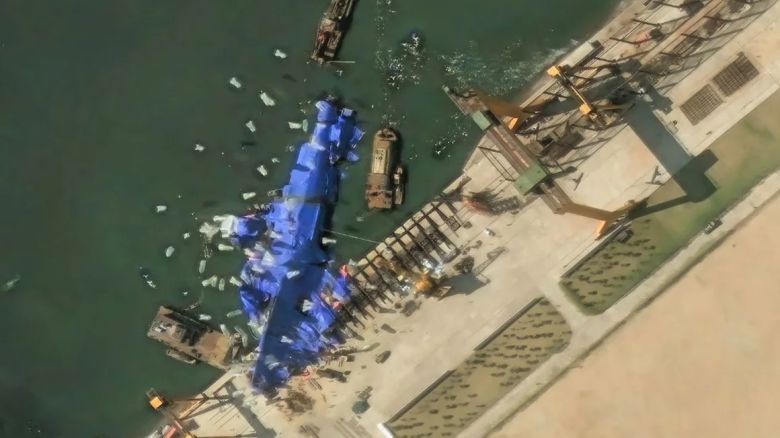 Las imágenes de Maxar muestran los continuos esfuerzos para ocultar el destructor dañado en el Astillero Hambuk un día después del lanzamiento fallido.