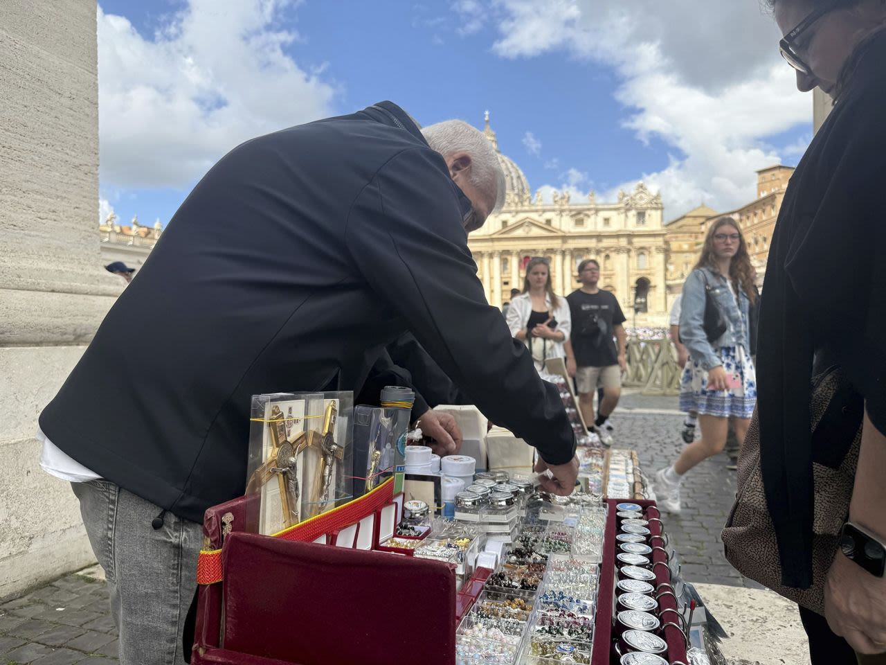 Un hombre vende recuerdos en la Plaza de San Pedro el jueves.