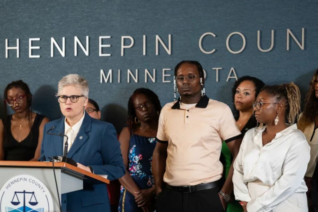 La fiscal del condado de Hennepin, Mary Moriarty, anuncia que Bryan Hooper Sr. será liberado después de 27 años, luego de que otro prisionero confesara el asesinato, en Minneapolis el 12 de agosto.