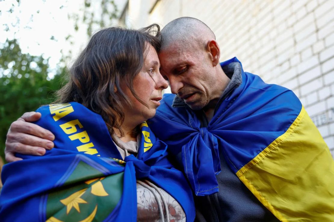 Un hombre ucraniano abraza a su esposa después de regresar a casa el 23 de mayo tras el intercambio de prisioneros.