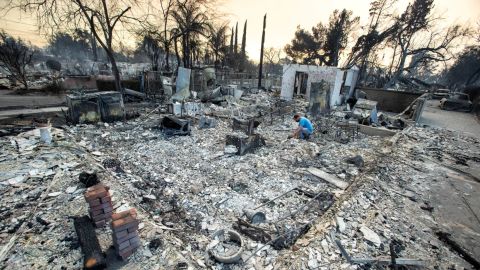 Un hombre busca sus pertenencias entre los restos de su casa en Altadena, California, el 9 de enero.