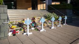 Se instala un monumento improvisado en las escaleras del Old National Bank, lugar del tiroteo del 10 de abril de 2023 en Louisville, Kentucky. Las cinco personas asesinadas por el presunto pistolero Connor Sturgeon, un empleado bancario de 25 años, se encontraban entre las 458 personas asesinadas en el trabajo en Estados Unidos en 2023.<br /><br /><br /><br /><br /><br /><br /><br /><br /><br /><br /><br />