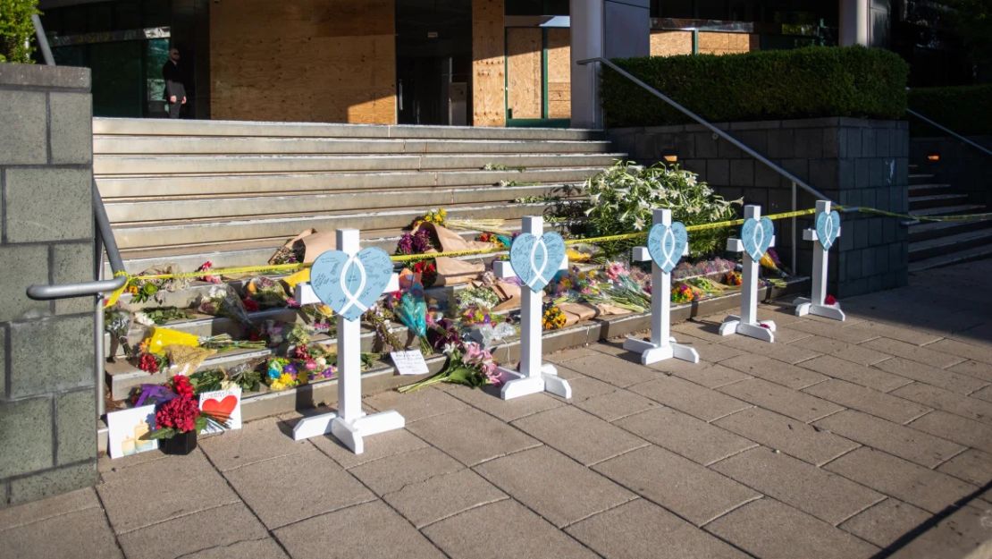 Se instala un monumento improvisado en las escaleras del Old National Bank, lugar del tiroteo del 10 de abril de 2023, en Louisville, Kentucky. Las cinco personas muertas a tiros a manos del presunto atacante, Connor Sturgeon, un empleado bancario de 25 años, se encontraban entre los 458 homicidios de personas en el trabajo, en Estados Unidos, en 2023.