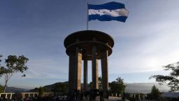 La bandera de Honduras ondea en el Monumento a la Paz durante el Izamiento de la Bandera Nacional encabezado por la presidenta hondureña Xiomara Castro en Tegucigalpa el 1 de septiembre de 2024.