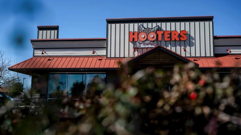 hooters.jpg