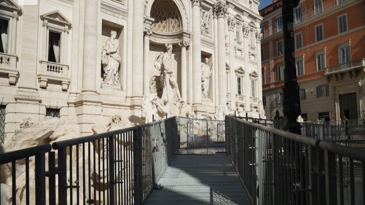 La fuente barroca de Trevi en Roma abrió sus puertas con una pasarela de metal recién instalada, mientras los trabajadores comienzan el minucioso proceso de limpieza de la obra maestra del siglo XVIII. La renovación de la Fontana de Trevi es uno de los muchos proyectos de conservación que se prevé que finalicen a tiempo para el inicio del año del Jubileo sagrado del Vaticano en 2025.