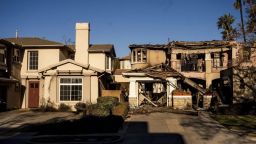 Una casa destruida por el incendio Eaton se alza el 13 de enero de 2025 junto a otra que sobrevivió en Altadena, California.