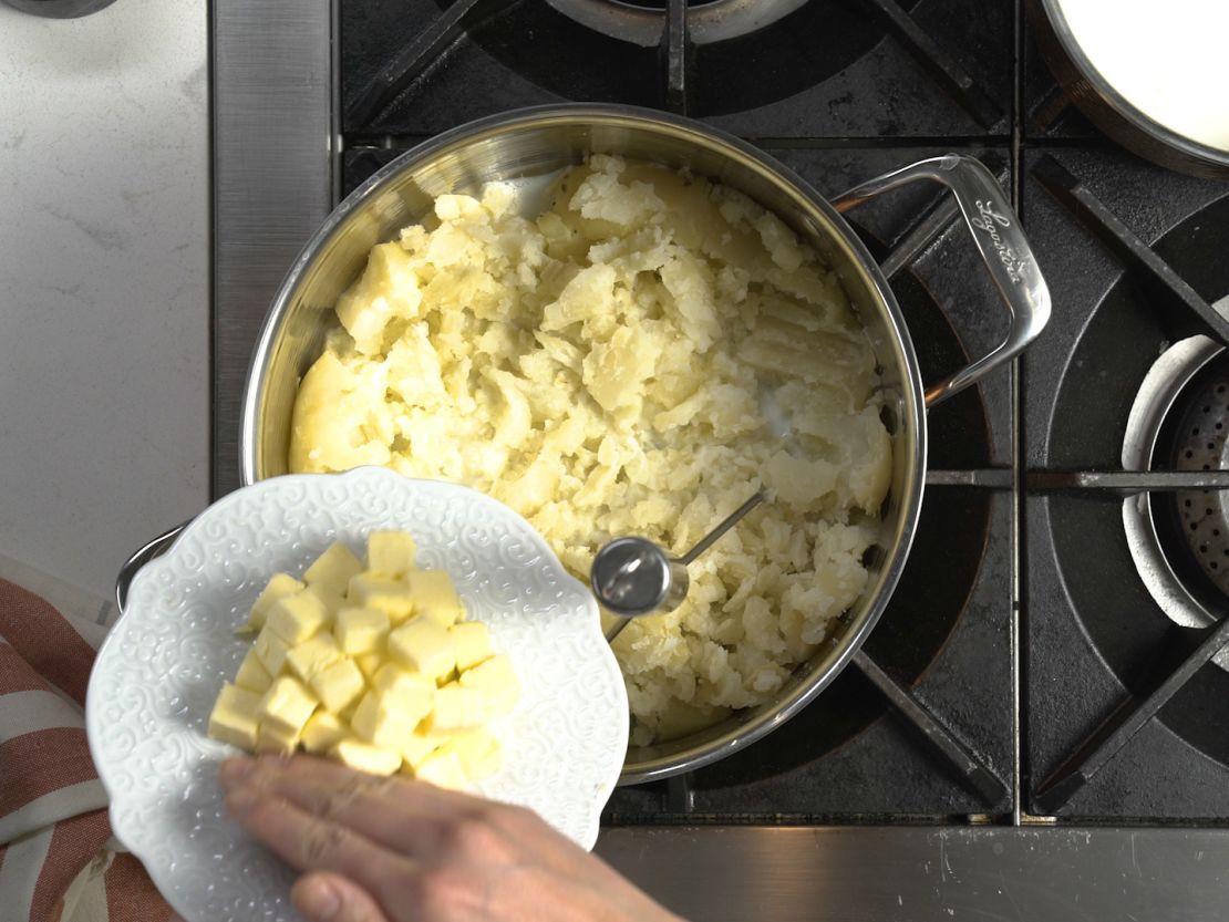 FN_How-Tos-Mashed-Potatoes_14_s4x3.jpg