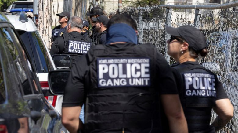 Agentes de la Oficina de Investigaciones del Departamento de Seguridad Nacional (HSI) realizan una búsqueda de migrantes indocumentados en San Juan, Puerto Rico, el 26 de enero de 2025.