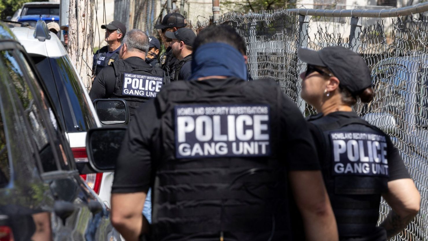 Agentes de la Oficina de Investigaciones del Departamento de Seguridad Nacional (HSI) realizan una búsqueda de migrantes indocumentados en San Juan, Puerto Rico, el 26 de enero de 2025.