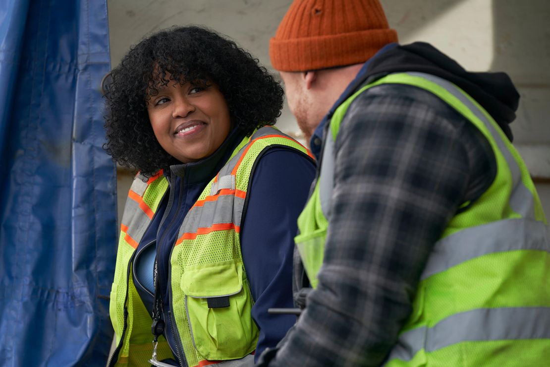 Melissa (Natasha Rothwell) and Terrance (KeiLyn Durrel Jones) in a scene from "How to Die Alone."