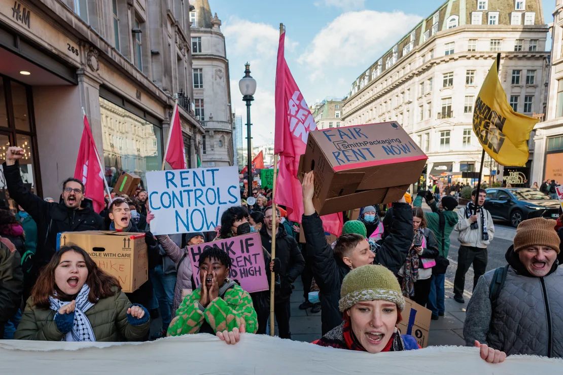 Los partidarios del London Renters Union, un grupo de campaña por los derechos de los inquilinos, marchan por Londres en diciembre de 2024 para exigir controles de alquiler en Reino Unido.