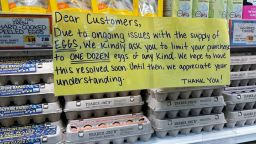 Un cartel para los clientes que compran huevos en Trader Joe's cuelga junto a cartones de huevos en una tienda de Nueva York.<br /><br />